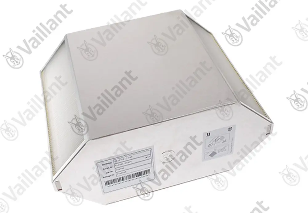 Vaillant Wärmetauscher in rechteckiger Form mit metallischer Oberfläche und mehreren Anschlussmöglichkeiten. Bezeichnung auf einer der Seiten angebracht.